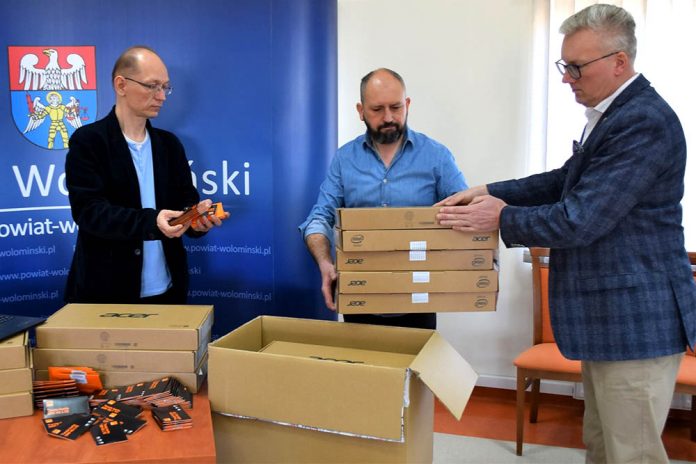 Starostwo Powiatowe w Wołominie zakupiło 100 laptopów dla uczniów, fot: powiat-wolominski.pl