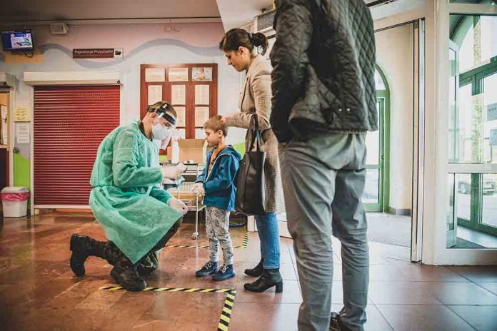 Potrzebujący mieszkańcy Pragi otrzymali paczki żywnościowe, fot: 5MBOT