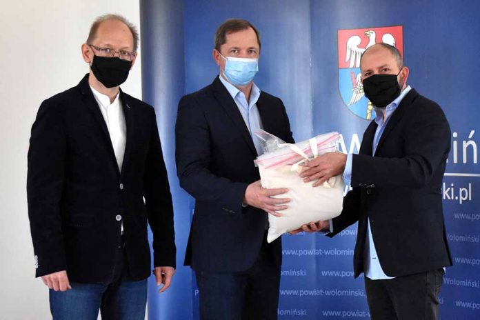 Ponad 1000 przyłbic dla jednostek z terenu powiatu wołomińskiego, fot: powiat-wolominski.pl