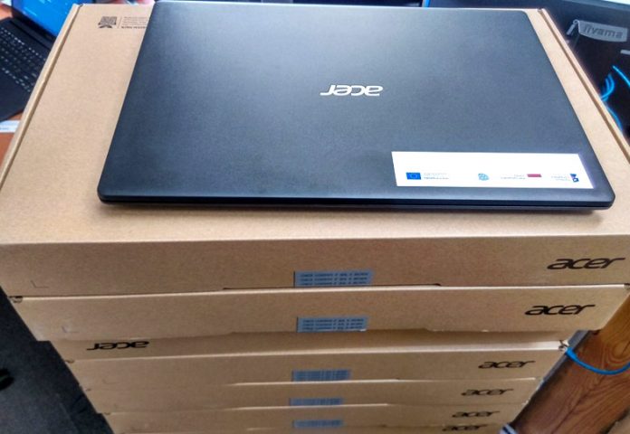 Dofinansowanie na zakup laptopów dla uczniów, fot: tluszcz.pl