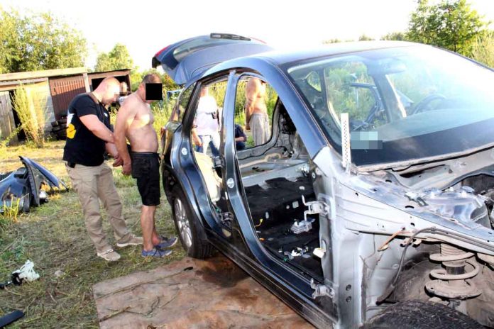 Skradziona mazda odzyskana, trzy osoby zatrzymane, fot: policja.pl