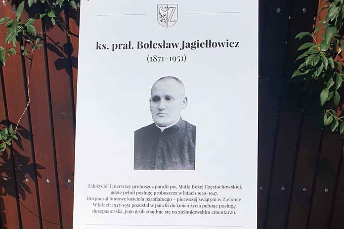 Tablica upamiętniająca ks. prał. Bolesława Jagiełłowicza, fot: zielonka.pl
