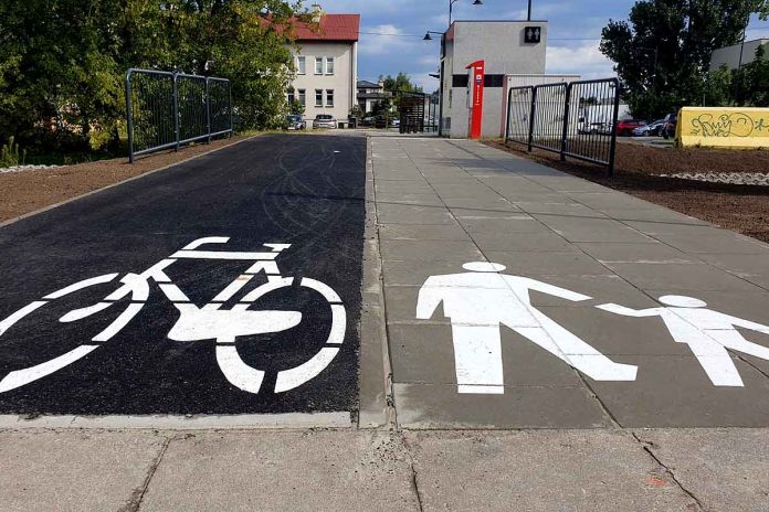 Piesze i rowerowe połączenie parkingu przy Sportowej z Aleją Piłsudskiego, fot. marki.pl