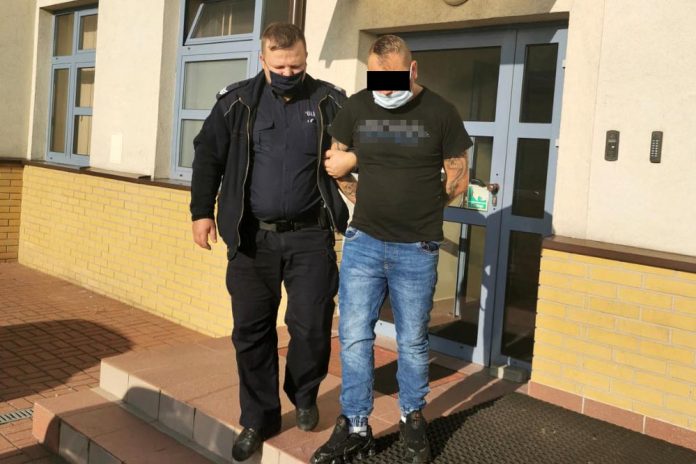 Diler za kratkami - narkotyki i pieniądze zabezpieczone, fot: policja.pl