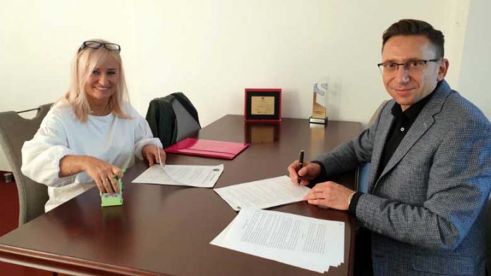 Umowa na budowę boiska w Starym Kraszewie, fot: klembow.pl