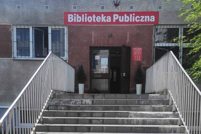 Wejście do filii Miejskiej Biblioteki Publicznej w Wołominie w remoncie foto 1