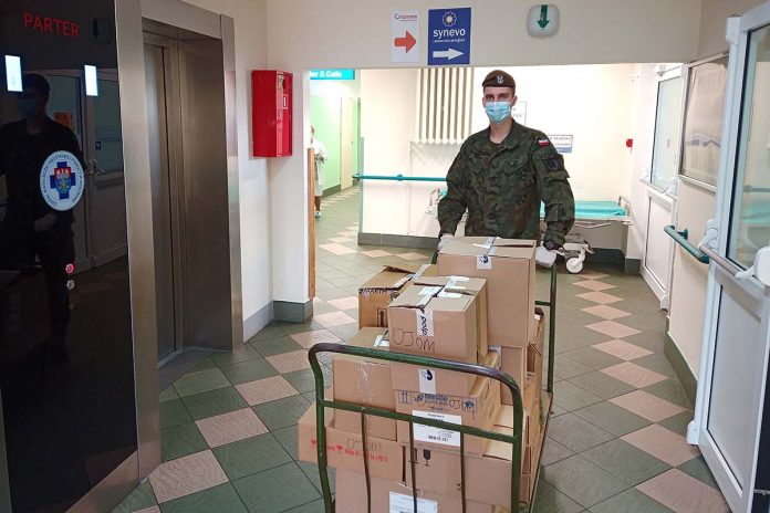 Pełnią służby w Szpitalach, monitorują osoby na kwarantannie, fot: 5MBOT