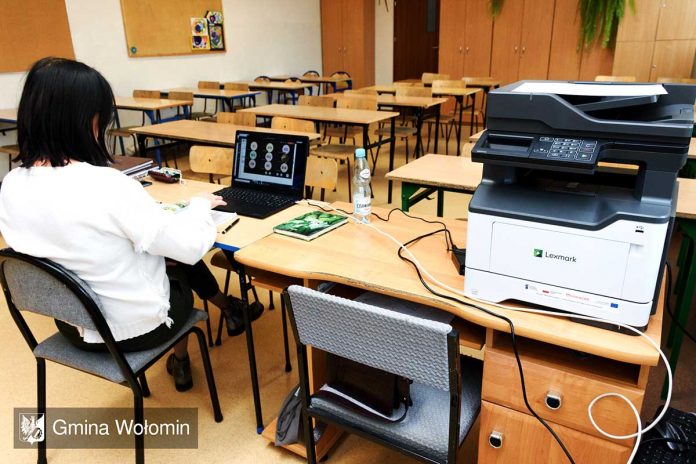 Nowoczesny sprzęt komputerowy trafia do szkół w Wołominie, fot: wolomin.org