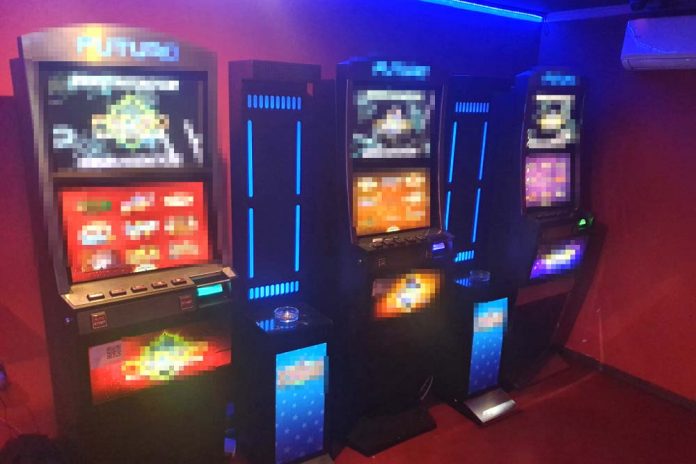Nielegalne automaty i narkotyki w salonie gier w Markach, fot: policja.pl