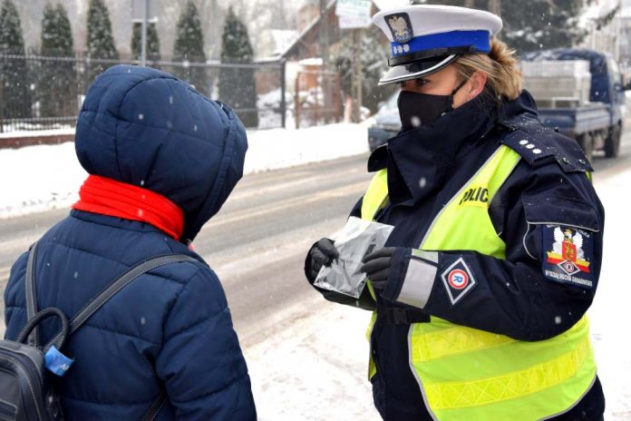 Odblaski na maski - akcja stołecznej policji, fot: policja.pl