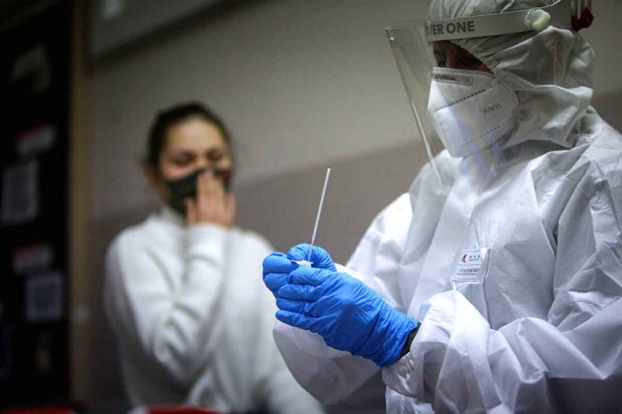Terytorialsi z Mazowsza pobierają wymazy od nauczycieli, fot: 5MBOT