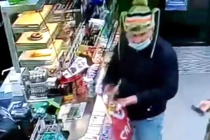 Groził właścicielom sklepu - może znasz tego mężczyznę?, fot: policja.pl