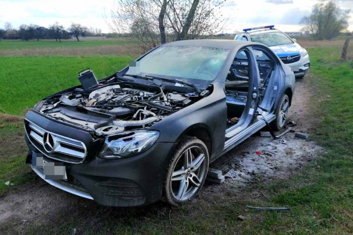 Policjanci odzyskali skradzionego mercedesa o wartości 170 tys. złotych, fot: policja.pl