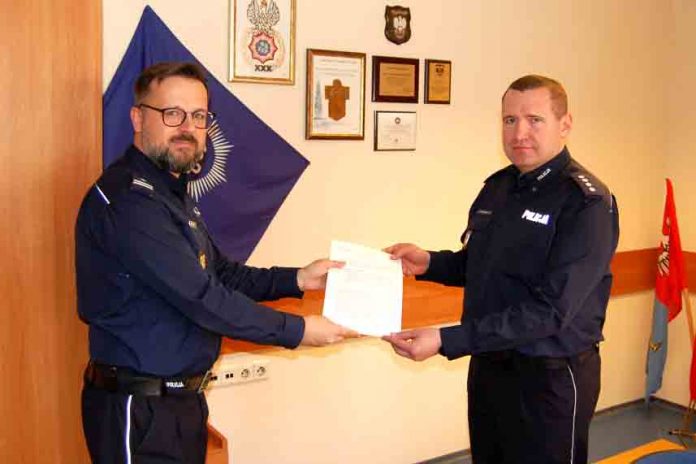 Nadkomisarz Tomasz Młynarczuk odbiera akt mianowania na stanowisko Komendanta KP Tłuszcz, fot: policja.pl