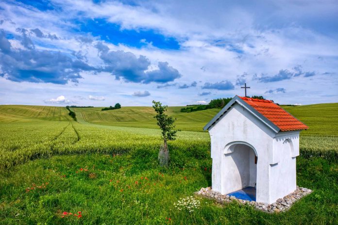 Kapliczka, łąka, fot: pixabay.com