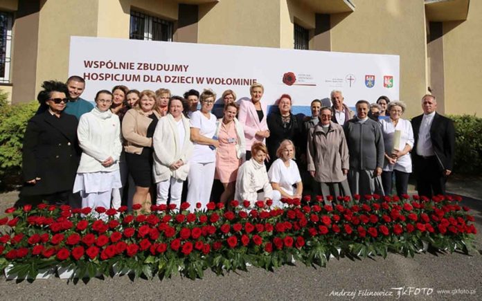 29.09.2021R. PODPISANIE AKTU EREKCYJNEGO ORAZ WMUROWANIE KAMIENIA WĘGIELNEGO POD BUDOWĘ HOSPICJUM DLA DZIECI W WOŁOMINIE