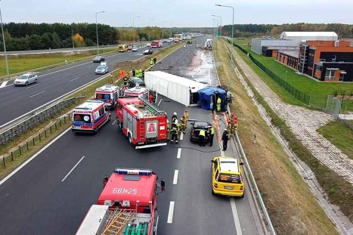 Zderzenie czterech samochodów - zablokowana trasa S8, fot: KP PSP Wołomin