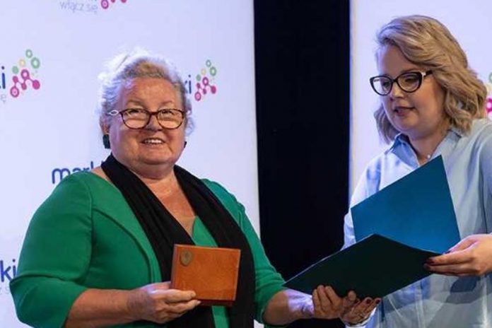 Barbara Jóśko odbiera medal z rąk Emilii Oleksiak