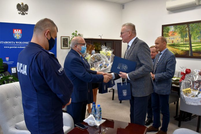 Cywilni pracownicy policji docenieni przez Starostę i Burmistrza, fot: policja.pl