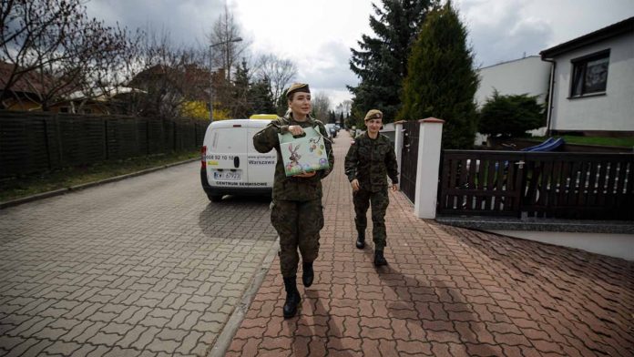 Terytorialsi odwiedzili kombatantów z wielkanocnymi przysmakami, fot: 5MBOT