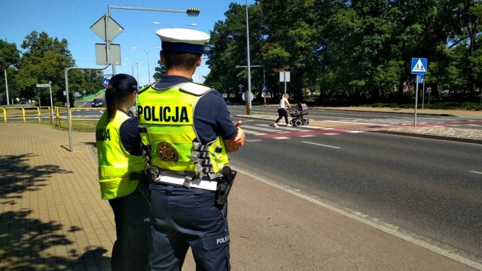 Policjanci obserwujący okolice przejścia dla pieszych , fot: policja.pl