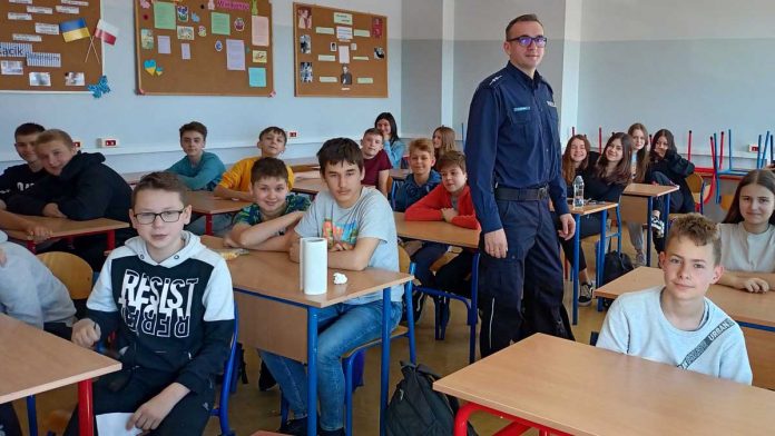 Zastępca komendanta policji na spotkaniu z młodzieżą, fot: policja.pl