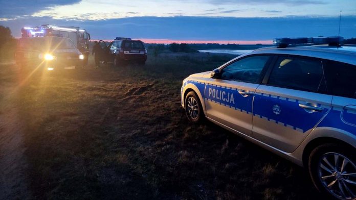 Auto z dwiema osobami wpadło do rzeki Bug, fot: policja.pl