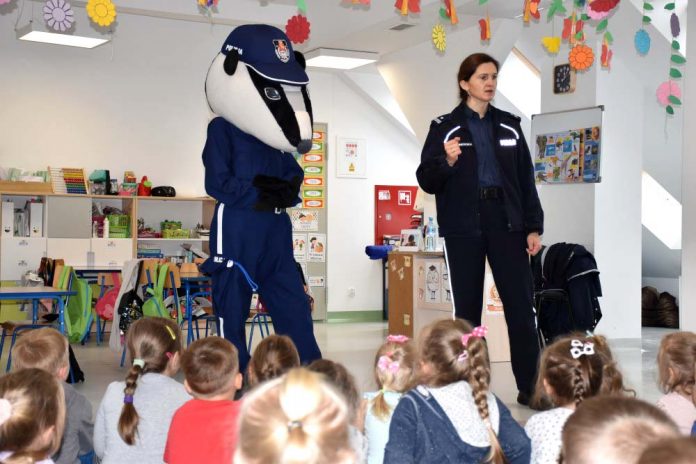 Sierżant Borsuk odwiedził uczniów powiatu wołomińskiego, fot: policja.pl