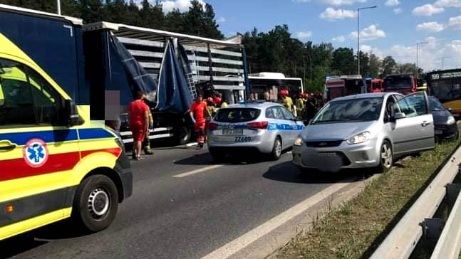 Autobus uderzył w tył ciężarówki - są poszkodowani, fot. Pomoc Drogowa Sowilo