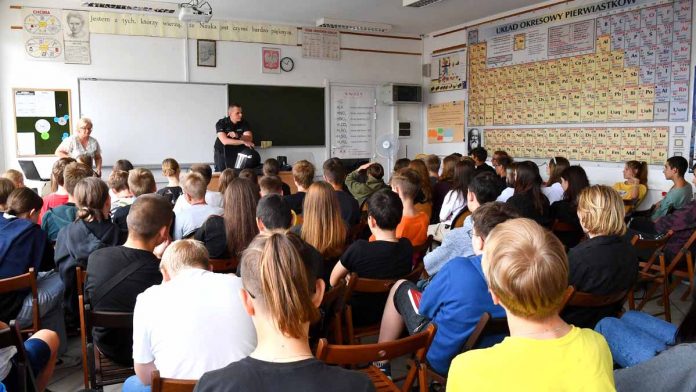 Więzienie - stracony czas? Lekcja prewencyjna w Ząbkach, fot: zabki.pl