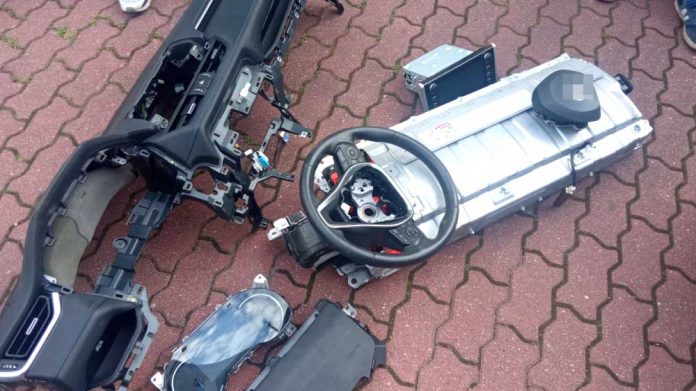 Policja zlikwidowała dziuplę samochodową w Tłuszczu, fot. policja.pl