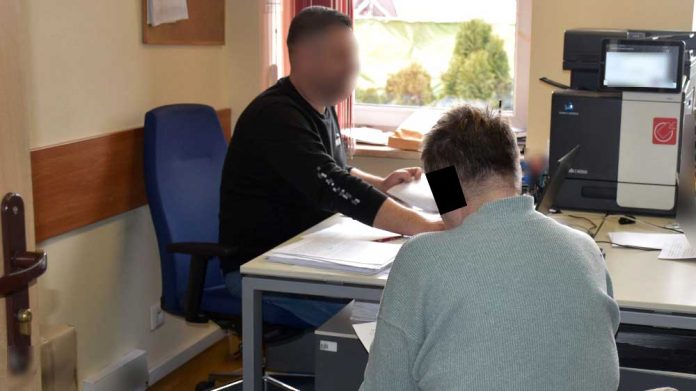 Pijana znieważała policjantów i rzuciła się na nich z pięściami, fot. policja.pl