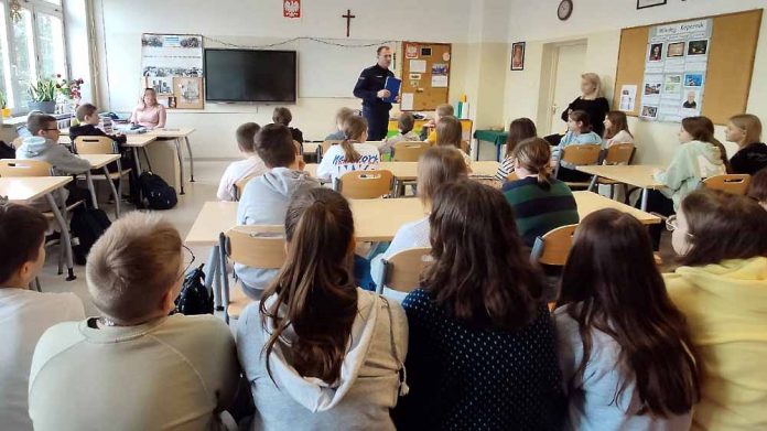 Policjant na spotkaniu z młodzieżą, fot. policja.pl