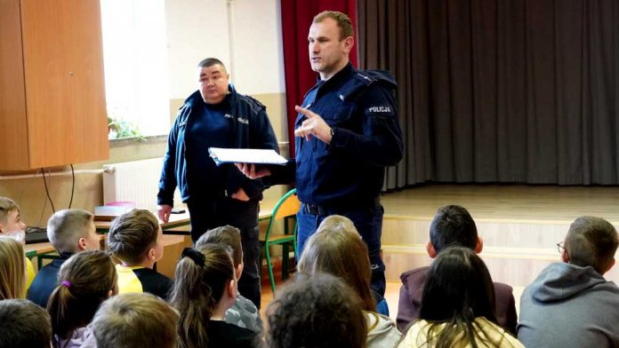 Policjanci z młodzieżą o bezpieczeństwie, fot. policja.pl