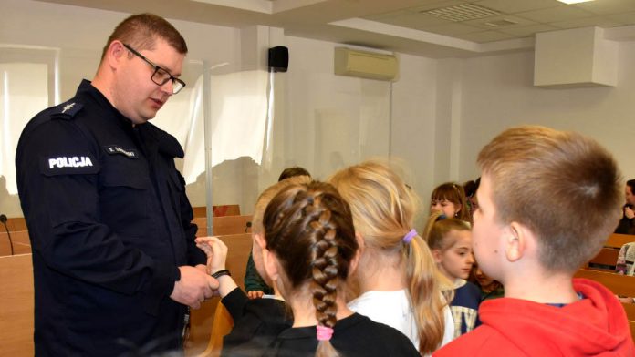 Lekcje prawa w sądzie z udziałem wołomińskiej komendy policji, fot. policja.pl