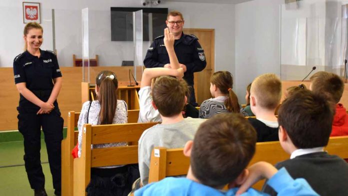 Lekcja prawa w Sądzie Rejonowym w Wołominie, fot. policja.pl