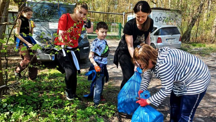 Pierwsze wiosenne sprzątanie lasów w Zielonce, fot. zielonka.pl