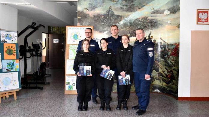 Promowanie zawodu policjanta w liceum w Urlach, fot. policja.pl