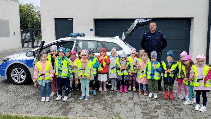 Przedszkolaki z wizytą w radzymińskim komisariacie, fot. policja.pl