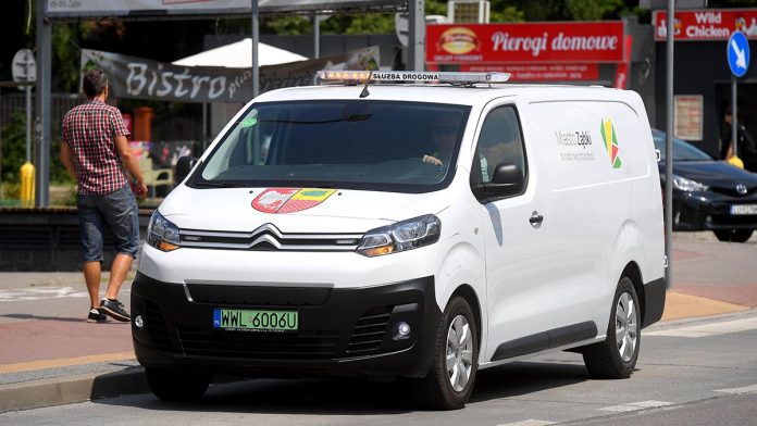 Nowy pojazd o napędzie elektrycznym w zasobach Miasta Ząbki, fot. zabki.pl/Bogdan Śladowski