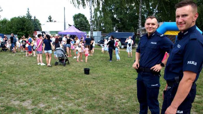 Bezpieczne wakacje z mareckimi policjantami, fot. policja.pl