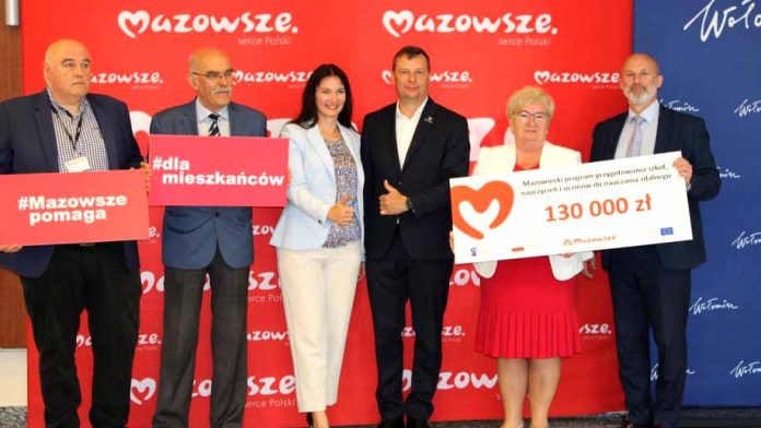 130 000 zł na sprzęt dla Szkoły Podstawowej im. Jana Pawła II w Tłuszczu, fot. tluszcz.pl