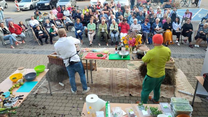 Pokaz kulinarny Tomasza Jakubika - projekt BLISKO, fot. Miejska Biblioteka Publiczna im. Zofii Nałkowskiej w Wołominie