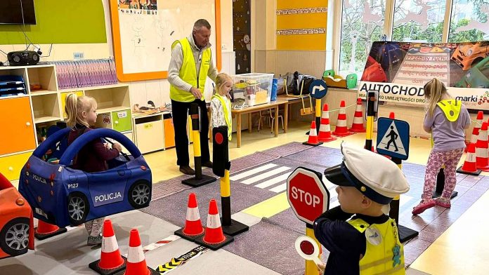 Bezpieczeństwo w ruchu drogowym z autochodzikiem, fot. marki.pl