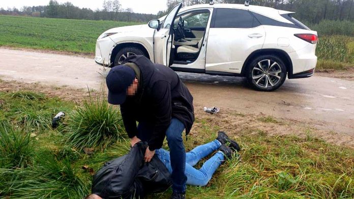 Kryminalni z Wołomina odzyskali skradzionego Lexusa, fot. policja.pl