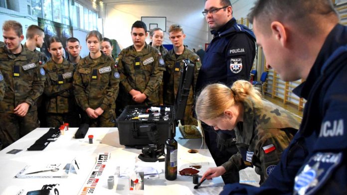 Promocja zawodu policjanta w szkole mundurowej PUL, fot. policja.pl
