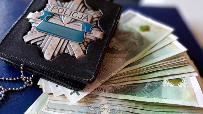 Przyniósł na komisariat znalezioną gotówkę, fot. policja.pl