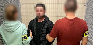 Jeden był ścigany listem gończym, drugi wręczał łapówkę