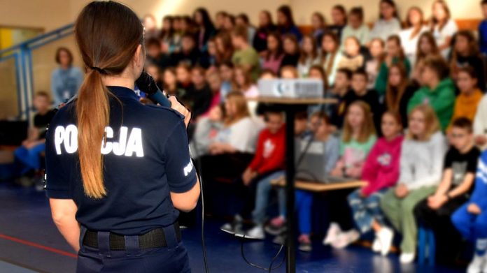 Cykl spotkań policjantów z młodzieżą, fot. policja.pl