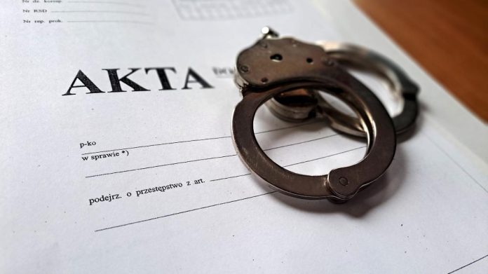 Akta sprawy, kajdanki, aresztowanie, fot. policja.pl